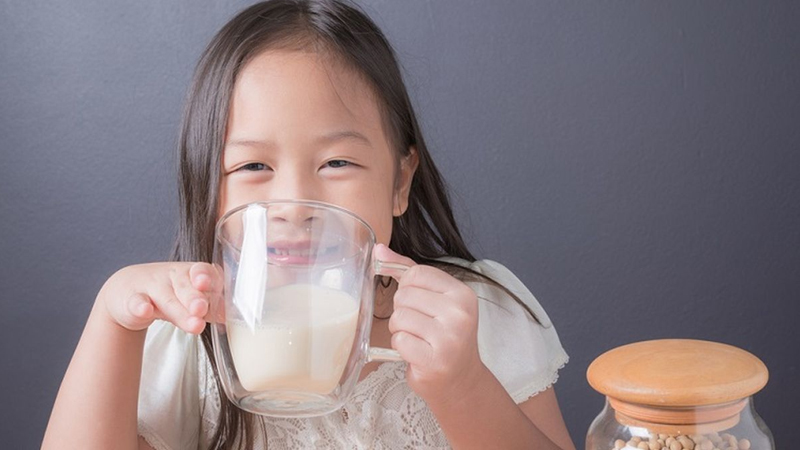 Jangan Biarkan Anak Terlalu Banyak Minum Susu, Ini Risikonya! – PAFI Wiralaga Mulya